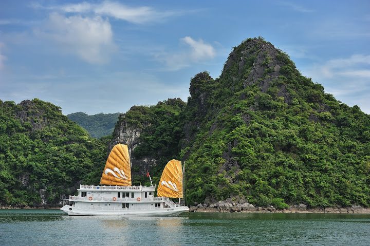 HALONG PARADISE  LUXURY CRUISE  2 NGÀY - 1 ĐÊM ( NGỦ TÀU )